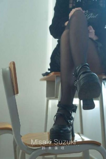 鈴木美咲福利 悄悄靠近的小惡魔 - Young girl in classroom - (38P)
