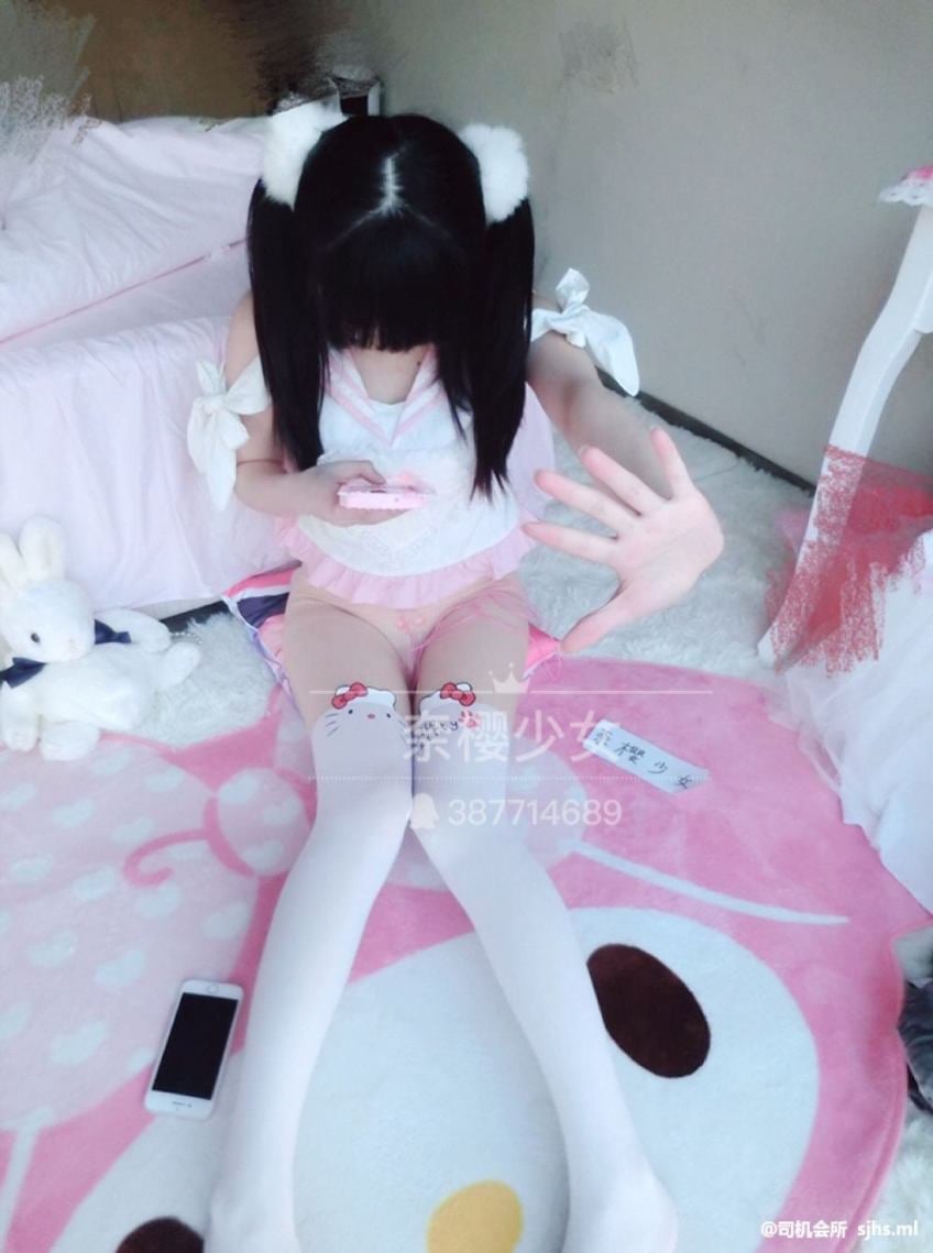 奈樱少女 - Cute kitty girl and vibrator in her pussy