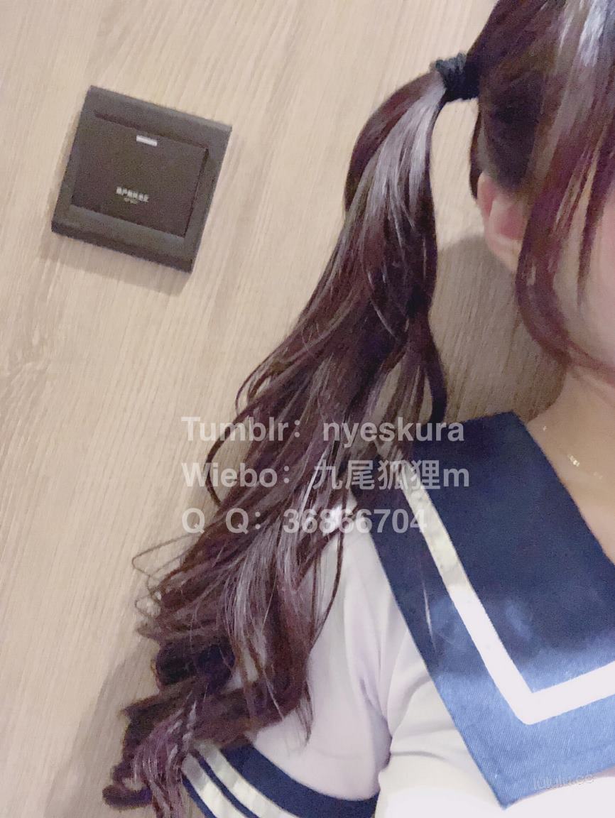 九尾狐狸m (Nyeskura) - School girl in uniform show her shaved pus
