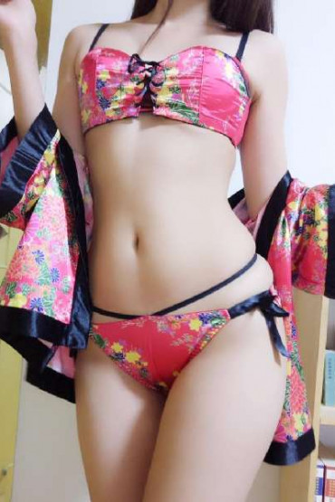 Kanami - Weibo girl in flower suit show her breast
