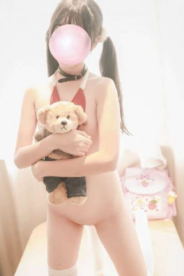 工口小妖精 - 有她的玩具熊的逗人喜爱的女小学生