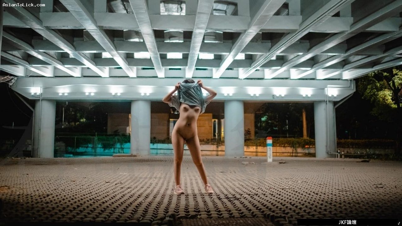 有喵酱《 Naked Girl in Public 》 - [95P]