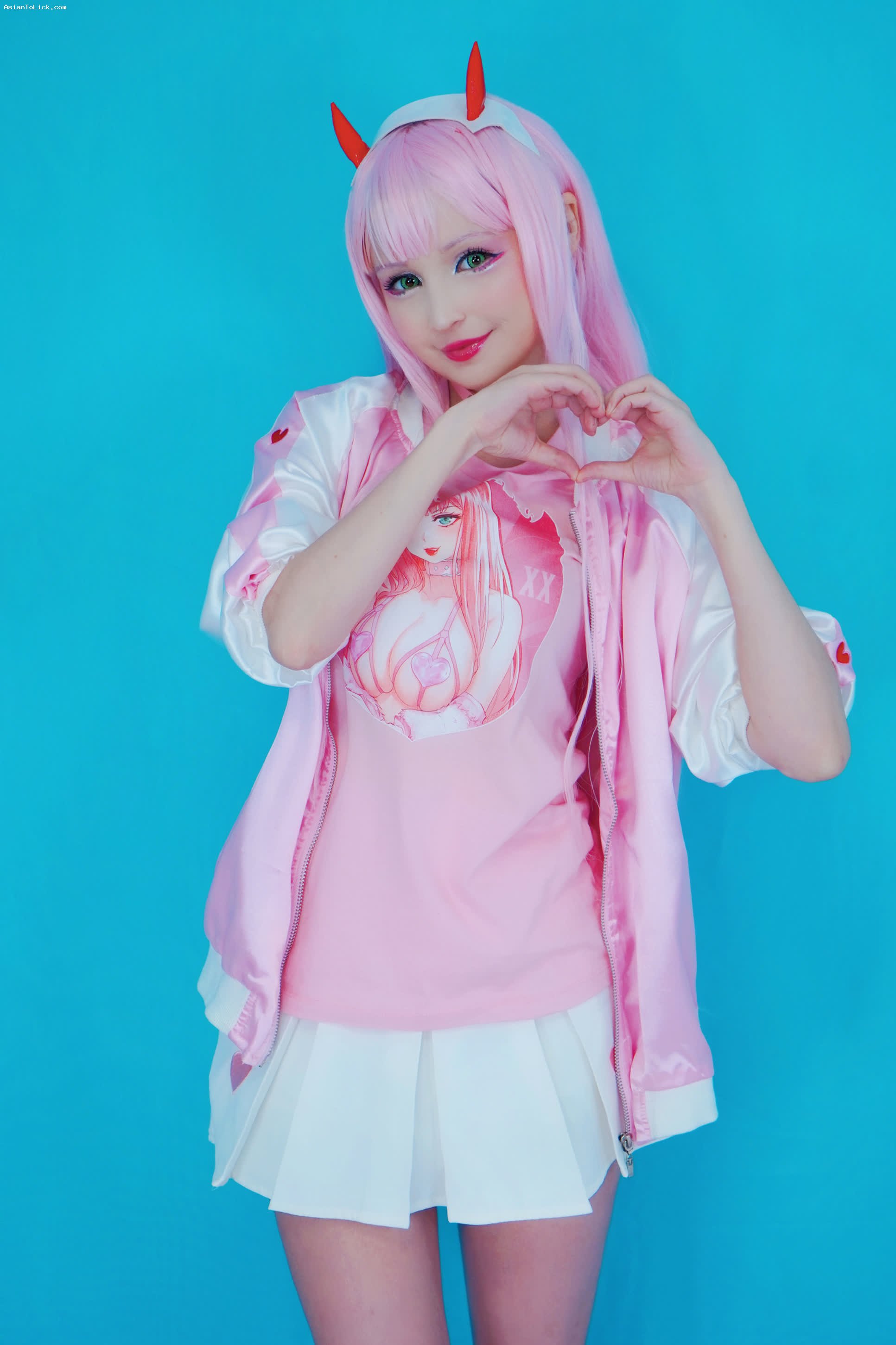 Hidori Rose con cosplay de Zero Two de Darling in the Franxx. + 2 Videos