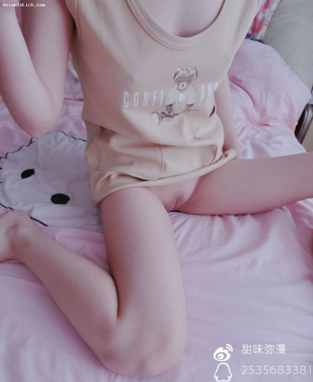 萌白酱(甜味弥漫) – 小熊连衣裙 – Cute girl with bear dress