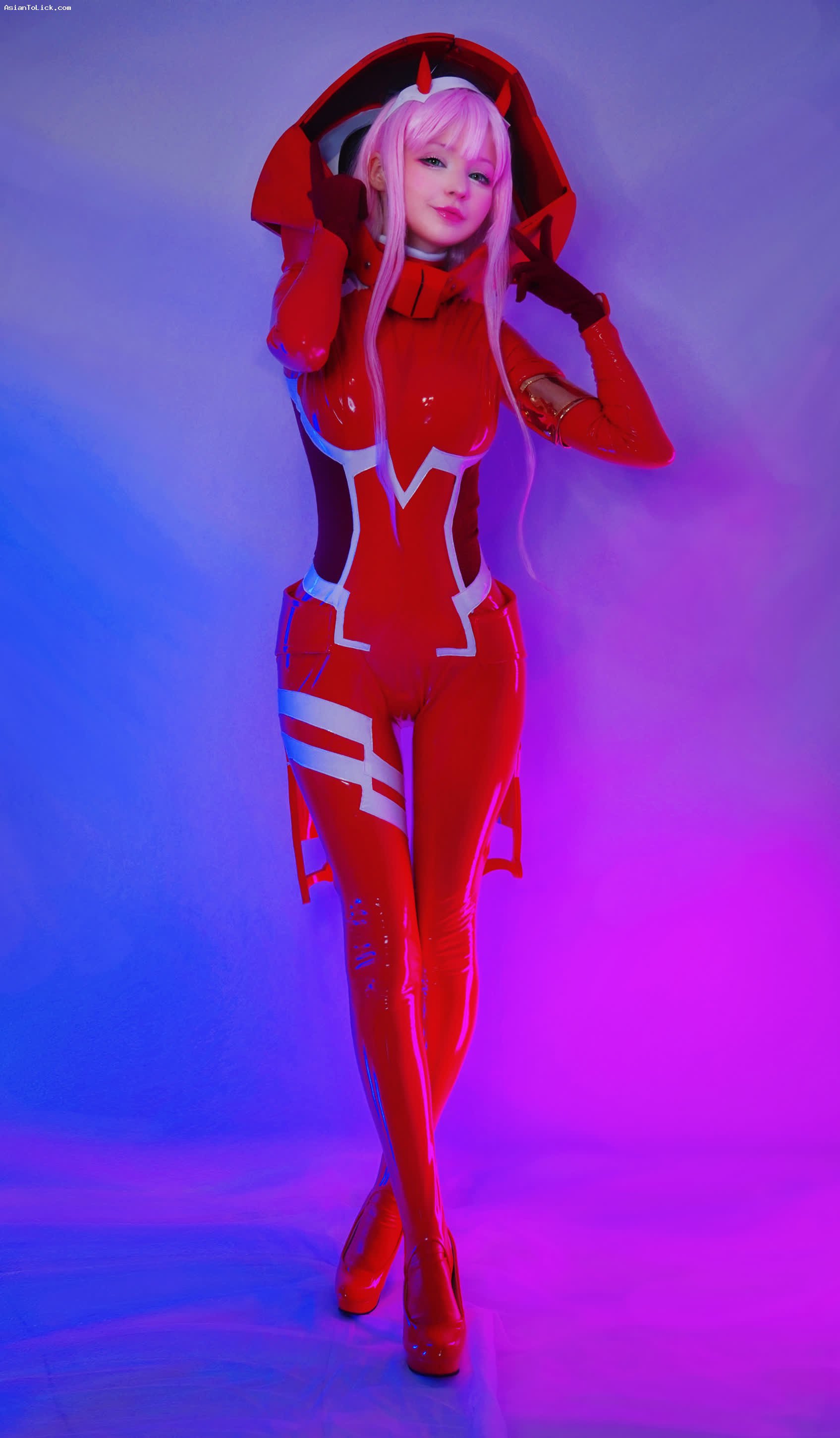 Hidori Rose con cosplay de Zero Two de Darling in the Franxx. + 2 Videos