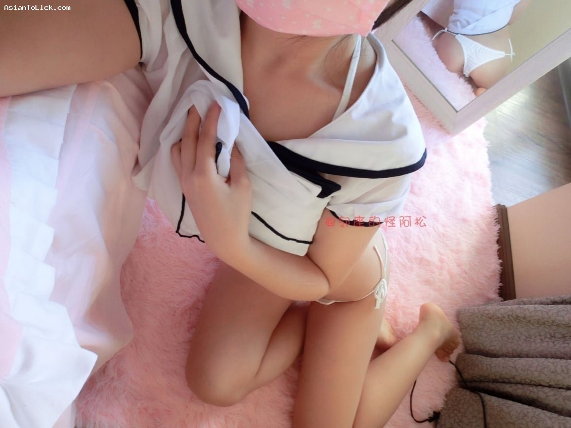鄰座的怪阿松 – Chinese loli girl take photo in front of mirror show her sexy body