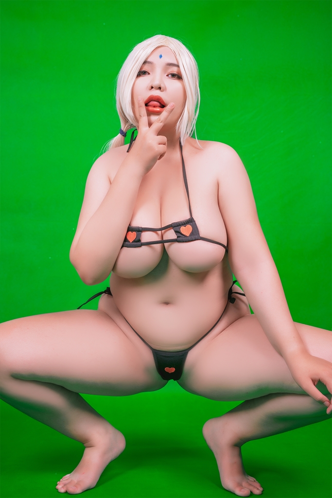 
Queenie Chuppy – Tsunade Bikini 