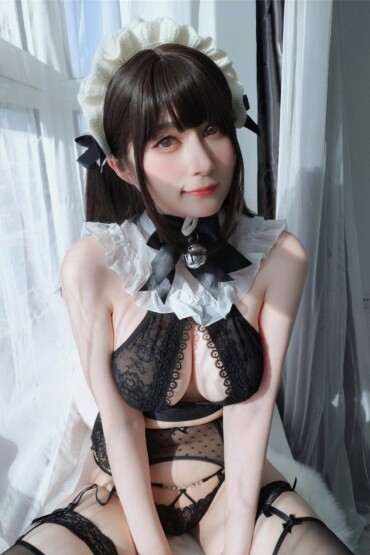 Miss Coser, Silver 81 NO.110, February 2022, 2022-28 Welcome to the lingerie maid caf é. 2