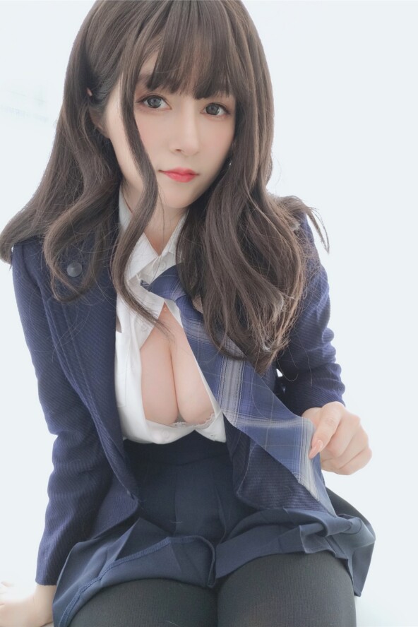 Miss Coser, silver 81 NO.111, March 2022. The second button on the shirt is missing on March 28, 2022 4 Miss Coser, silver 81 NO.111, March 2022. The second button on the shirt is missing on March 28, 2022