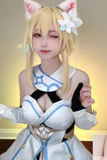 Popular Coser "Aya" Walking Artwork (10P)