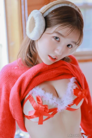 [SWEETBOX] YOONVELY: SWTB Vol.26 – Santa Girl (82 photos + 2 videos)