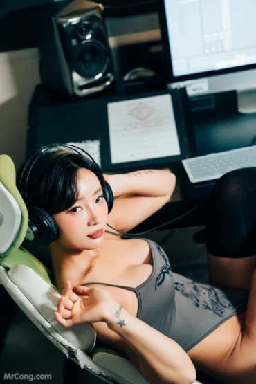 [Loozy] Booty Queen: Nude Recording (155 photos + 5 videos)