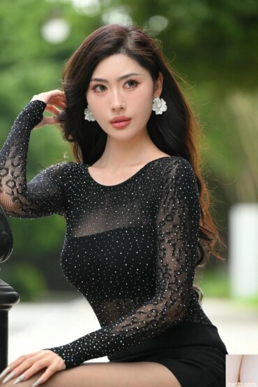 [Internet Collection] Carved Red Background Black High Heels Black Silk Internet Celebrity - Ye Mengyu [118P]