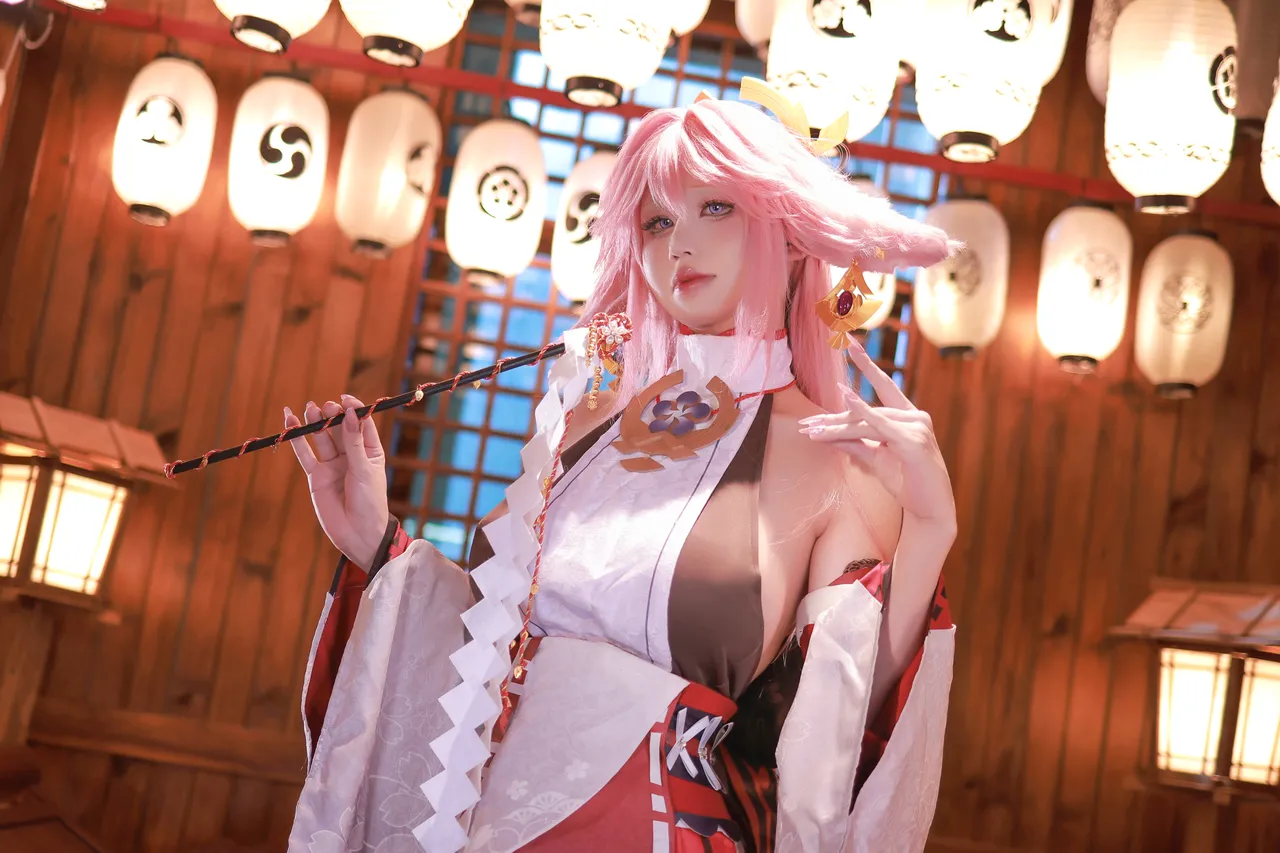 Cherry blossoms are full of three o Cherry blossoms are full of three o