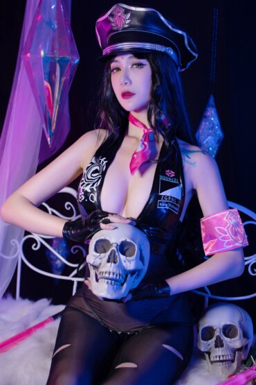 Coser@ 1.8 Meter Big Pear - Praying for Famine at the Killing House (26P)