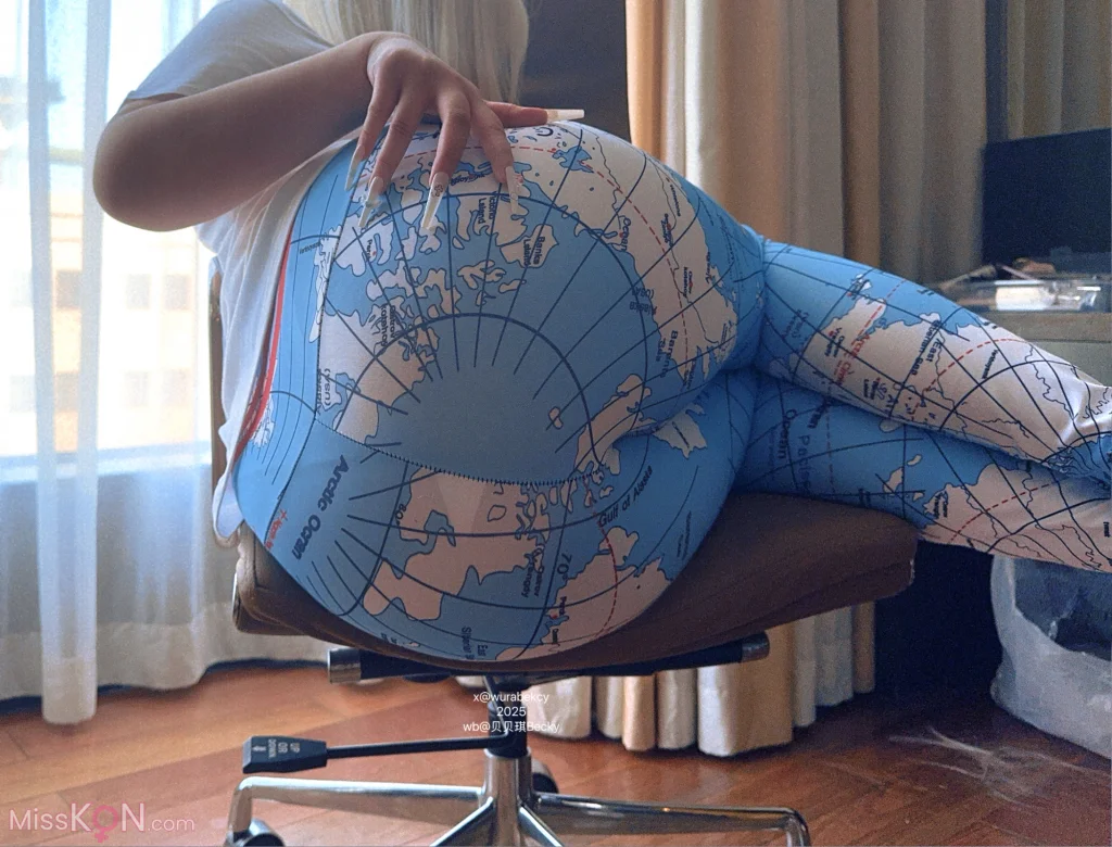 Coser@Becky: The Elliptical Earth (25 photos) Coser@Becky: The Elliptical Earth (25 photos)