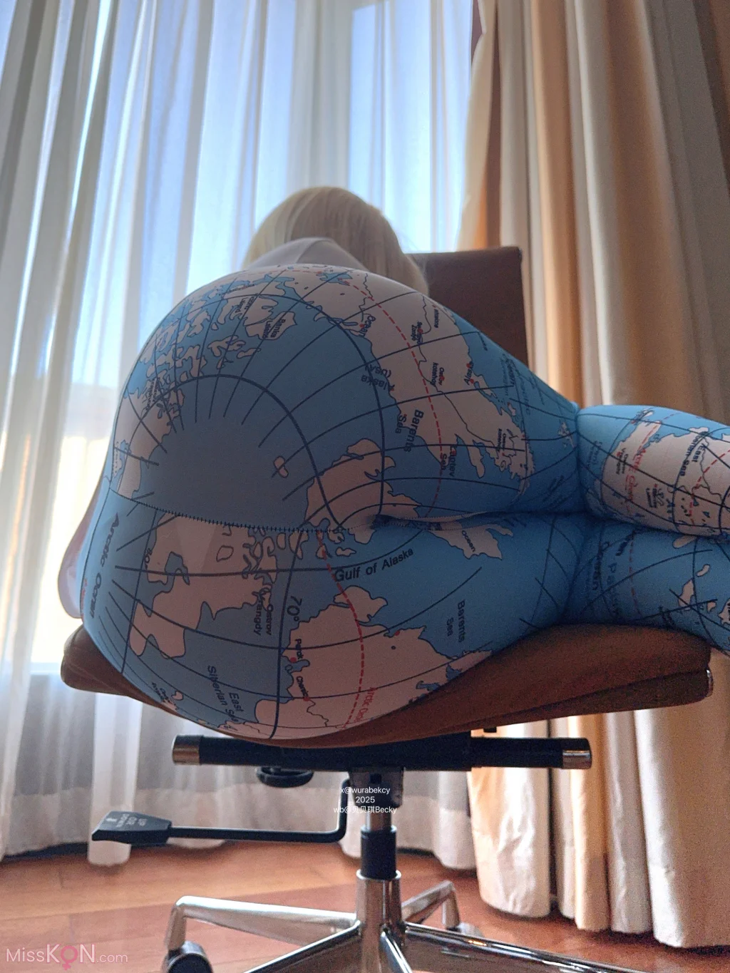 Coser@Becky: The Elliptical Earth (25 photos) Coser@Becky: The Elliptical Earth (25 photos)