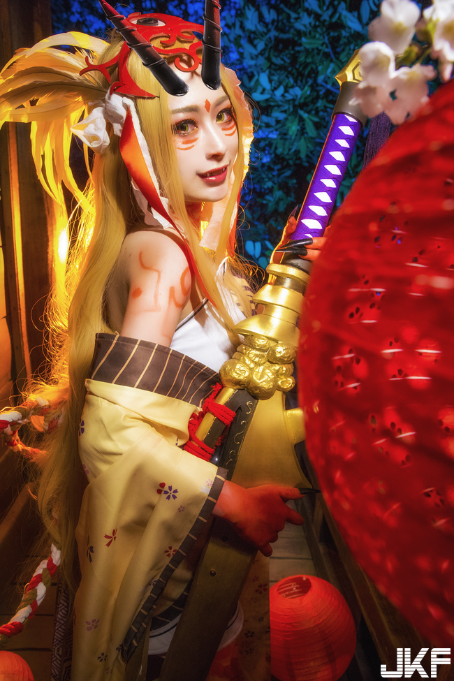 Look, 籠 moon night was overshadowed by 銳 of a demon and a knife Look, 籠 moon night was overshadowed by 銳 of a demon and a knife