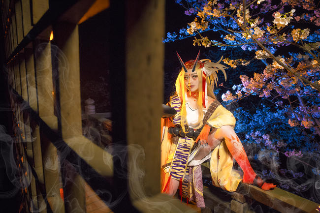 Look, 籠 moon night was overshadowed by 銳 of a demon and a knife Look, 籠 moon night was overshadowed by 銳 of a demon and a knife