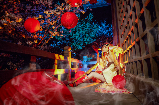 Look, 籠 moon night was overshadowed by 銳 of a demon and a knife Look, 籠 moon night was overshadowed by 銳 of a demon and a knife