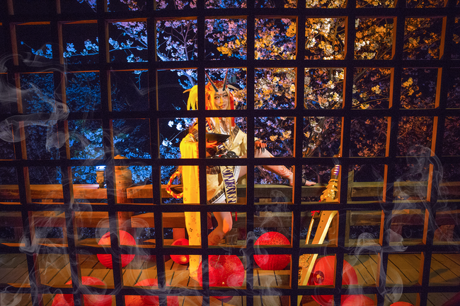 Look, 籠 moon night was overshadowed by 銳 of a demon and a knife Look, 籠 moon night was overshadowed by 銳 of a demon and a knife