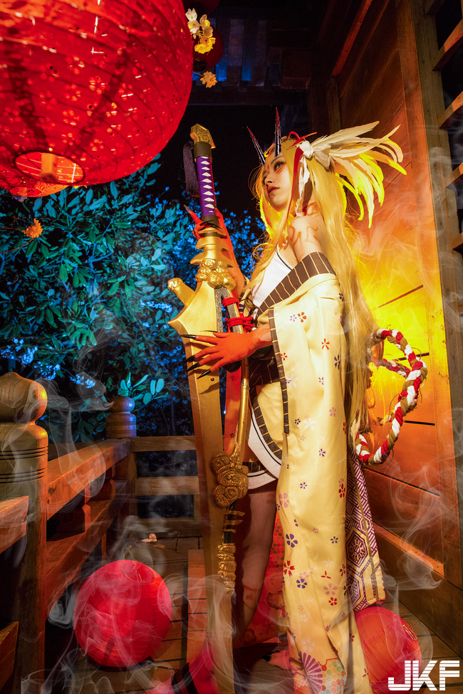 Look, 籠 moon night was overshadowed by 銳 of a demon and a knife Look, 籠 moon night was overshadowed by 銳 of a demon and a knife