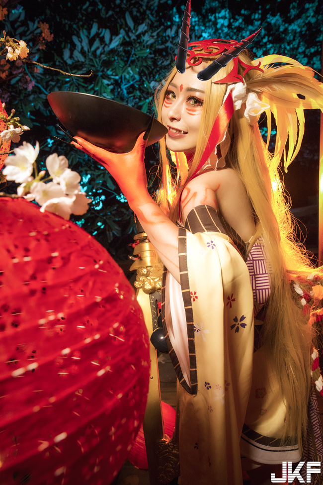 Look, 籠 moon night was overshadowed by 銳 of a demon and a knife Look, 籠 moon night was overshadowed by 銳 of a demon and a knife