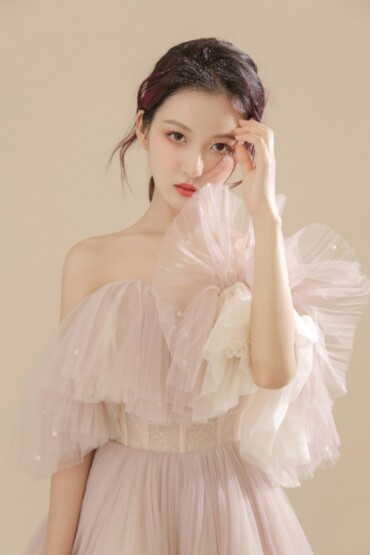 Lace with long skirt seductive beauty half through gauze skirt sexy fragrant shoulder clavicle wedding photo 1 Lace with long skirt seductive beauty half through gauze skirt sexy fragrant shoulder clavicle wedding photo