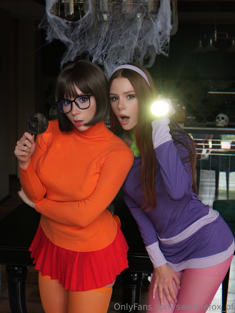 Sweetie Fox & Arina Fox – Velma Dinkley & Daphne Blake Sweetie Fox & Arina Fox – Velma Dinkley & Daphne Blake