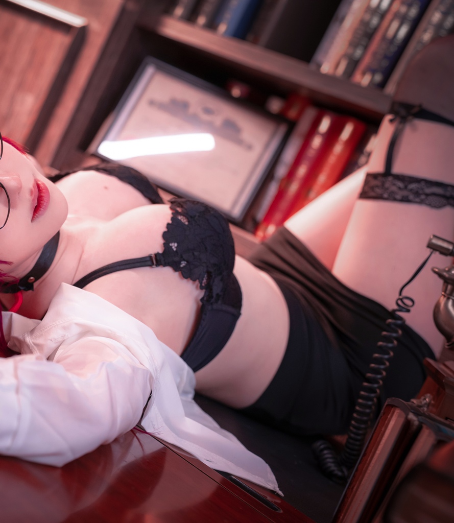 Sally Dorasnow – Kafka Office Lady (Honkai: Star Rail) Sally Dorasnow – Kafka Office Lady (Honkai: Star Rail)