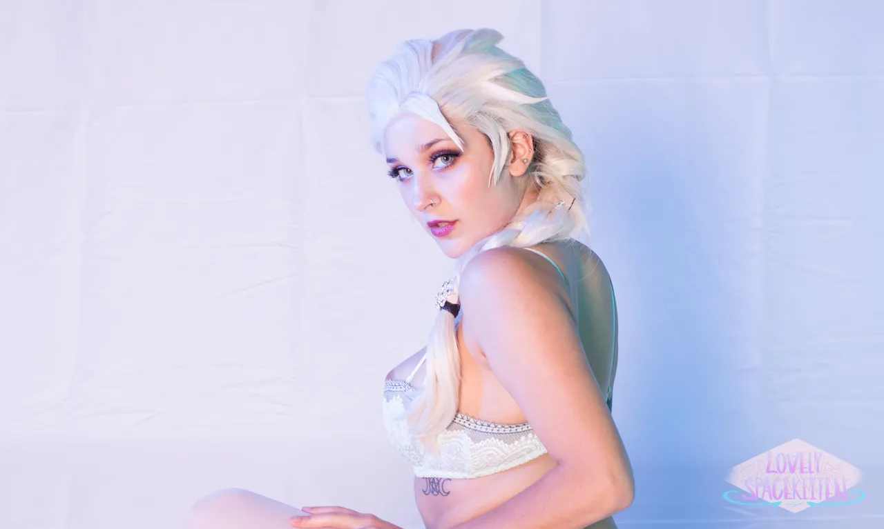Lovelyspacekitten - Elsa XMAS Lovelyspacekitten - Elsa XMAS