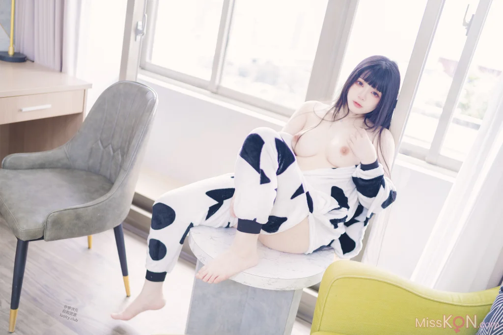 Coser@落落Raku: 8K 奶牛Milky (56 photos + 1 video) Coser@落落Raku: 8K 奶牛Milky (56 photos + 1 video)