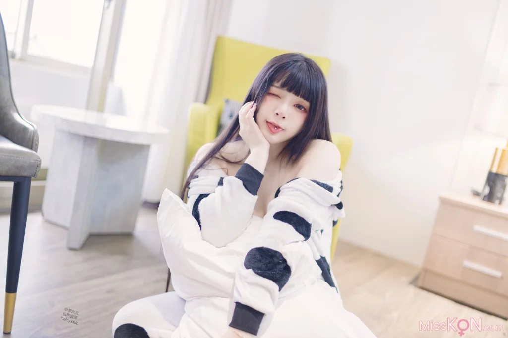 Coser@落落Raku: 8K 奶牛Milky (56 photos + 1 video) Coser@落落Raku: 8K 奶牛Milky (56 photos + 1 video)
