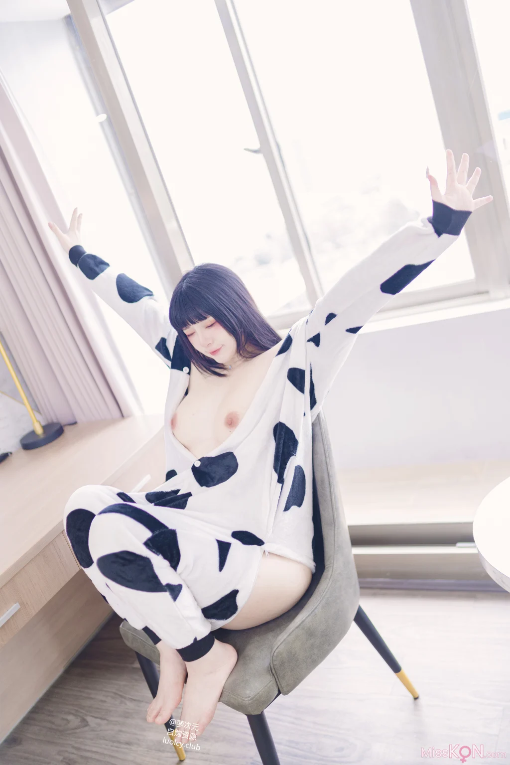 Coser@落落Raku: 8K 奶牛Milky (56 photos + 1 video) Coser@落落Raku: 8K 奶牛Milky (56 photos + 1 video)