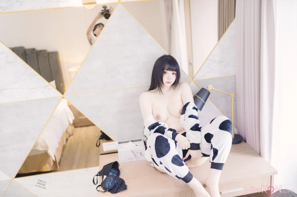 Coser@落落Raku: 8K 奶牛Milky (56 photos + 1 video) Coser@落落Raku: 8K 奶牛Milky (56 photos + 1 video)