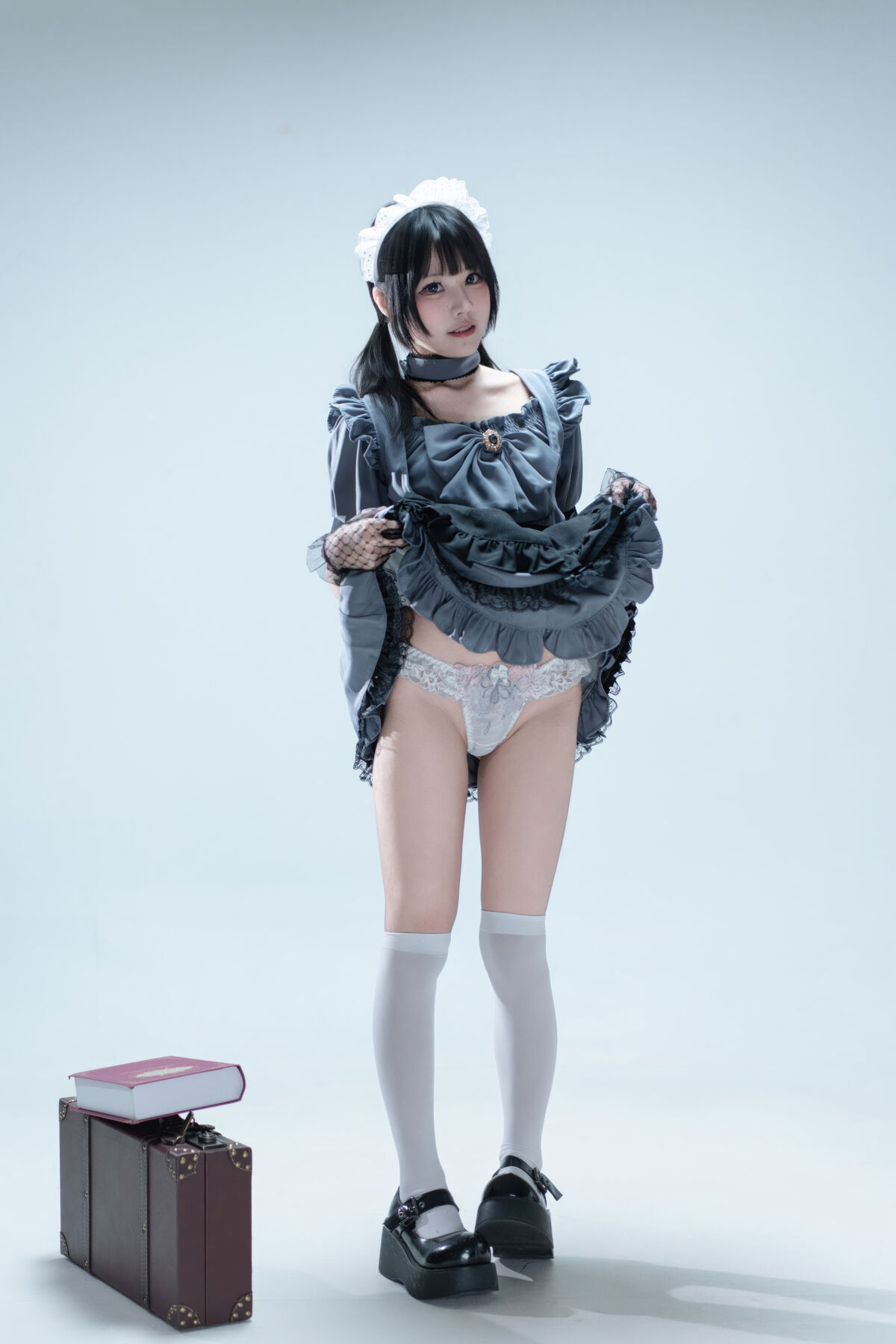 Coser@ Nagi Shimizu - Suitcase with Gray Maid (81P) Coser@ Nagi Shimizu - Suitcase with Gray Maid (81P)