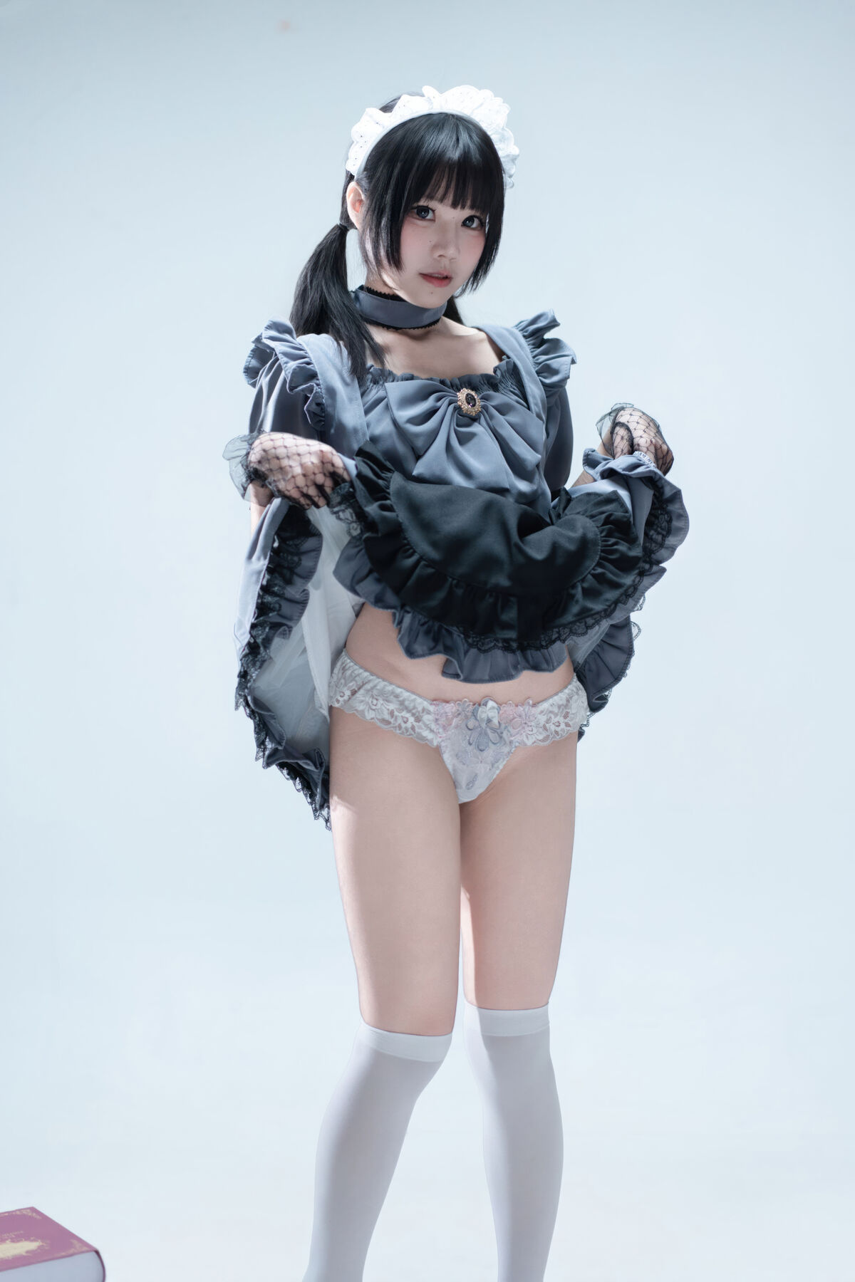 Coser@ Nagi Shimizu - Suitcase with Gray Maid (81P) Coser@ Nagi Shimizu - Suitcase with Gray Maid (81P)