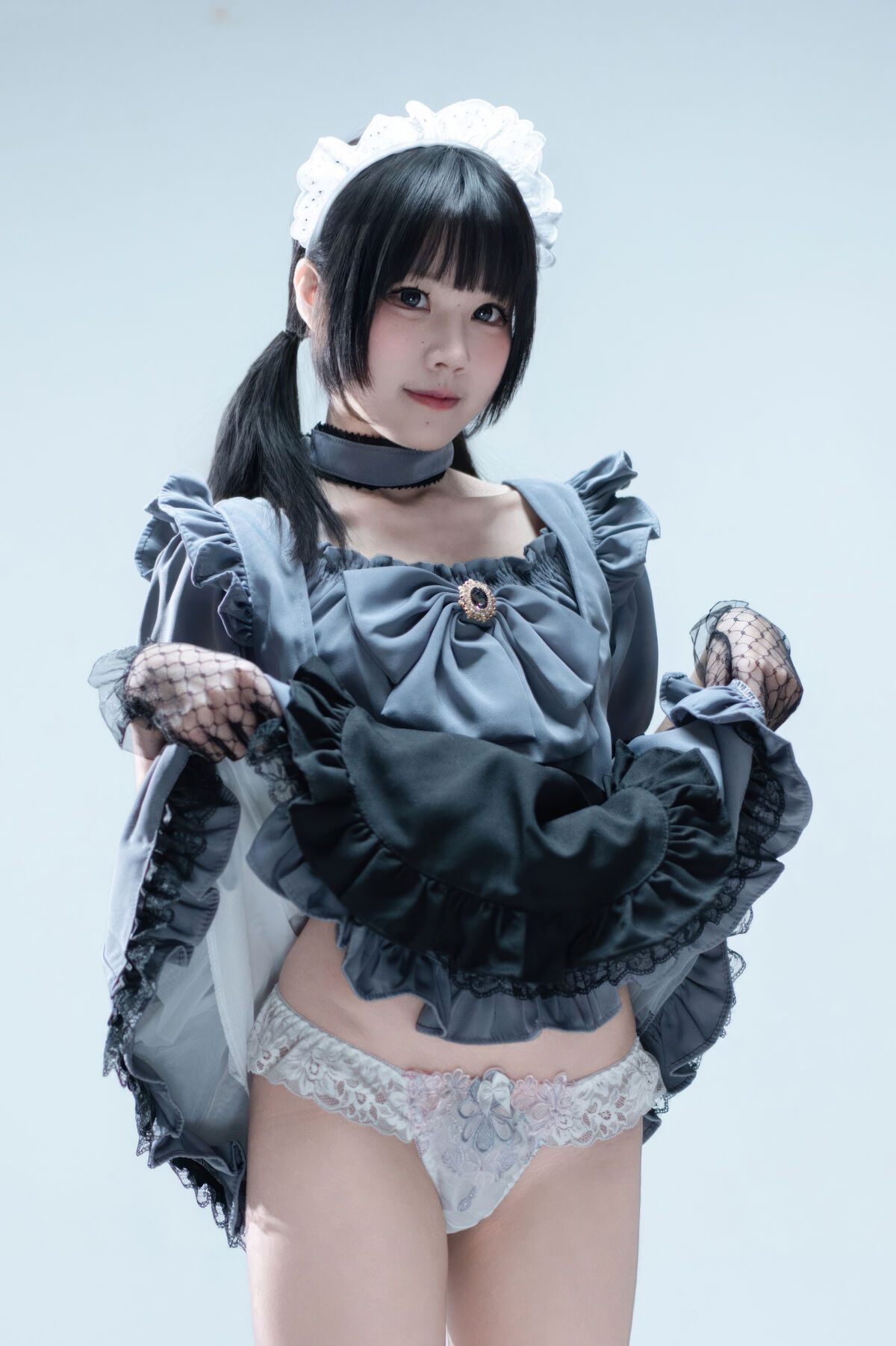 Coser@ Nagi Shimizu - Suitcase with Gray Maid (81P) Coser@ Nagi Shimizu - Suitcase with Gray Maid (81P)