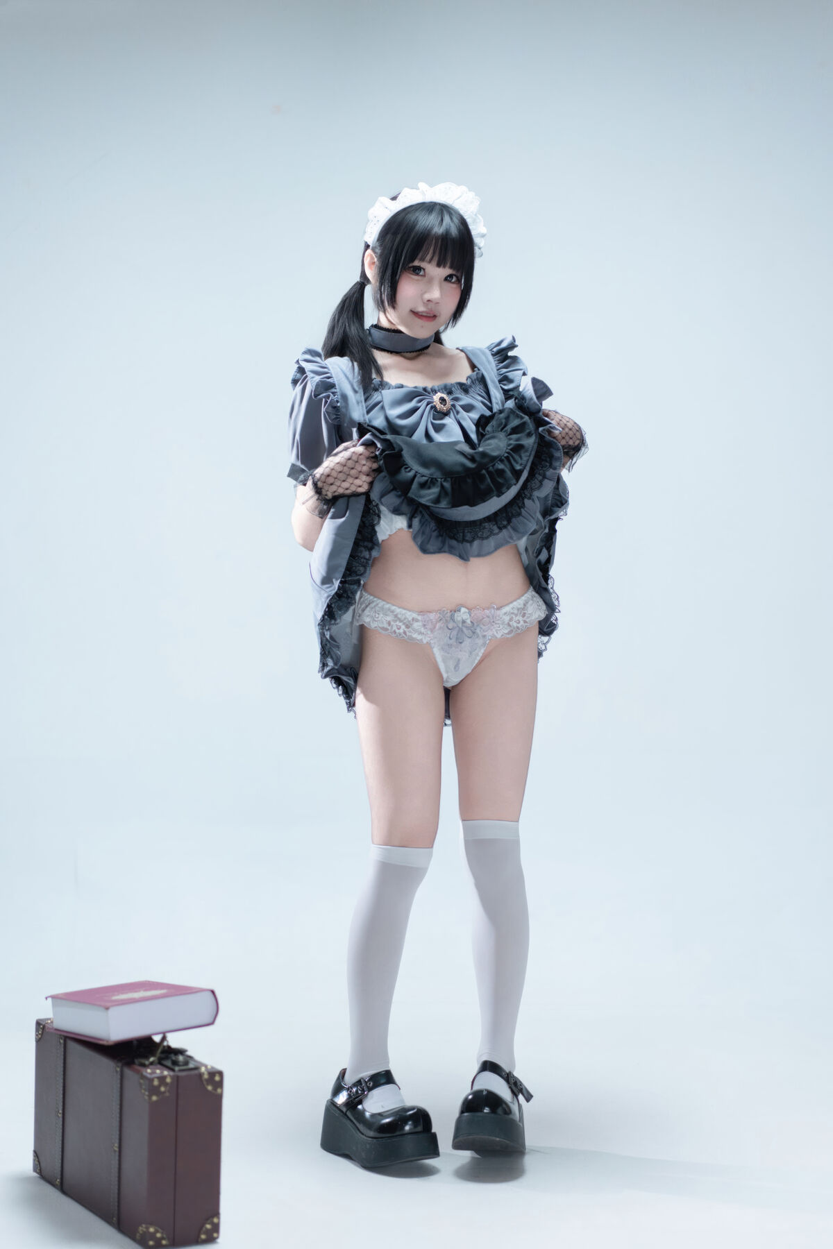 Coser@ Nagi Shimizu - Suitcase with Gray Maid (81P) Coser@ Nagi Shimizu - Suitcase with Gray Maid (81P)