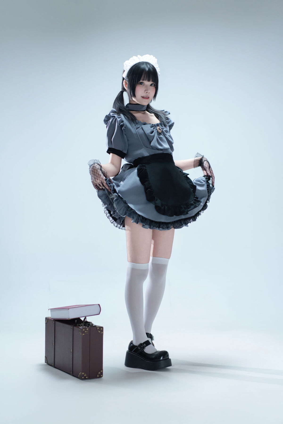 Coser@ Nagi Shimizu - Suitcase with Gray Maid (81P) Coser@ Nagi Shimizu - Suitcase with Gray Maid (81P)