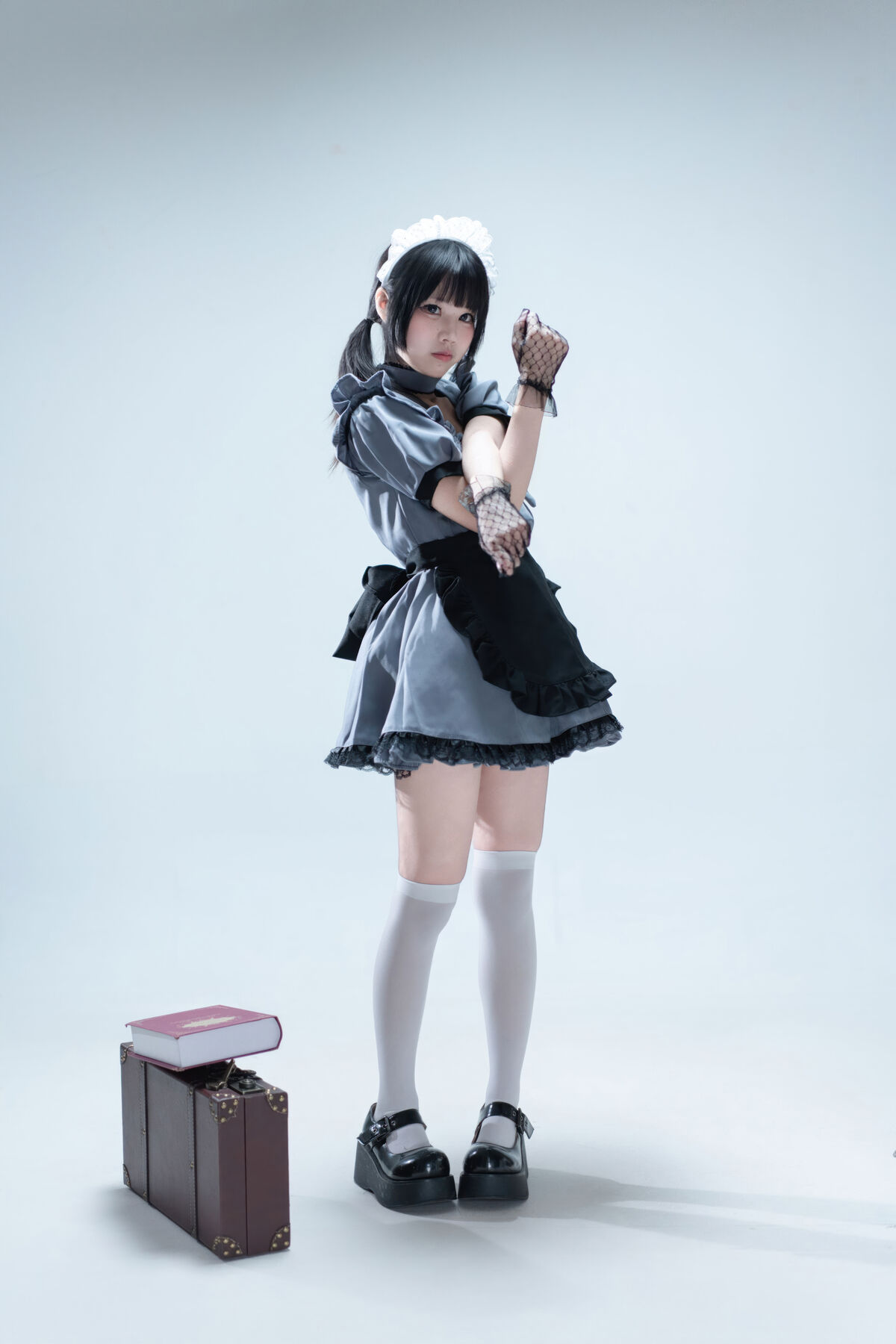 Coser@ Nagi Shimizu - Suitcase with Gray Maid (81P) Coser@ Nagi Shimizu - Suitcase with Gray Maid (81P)