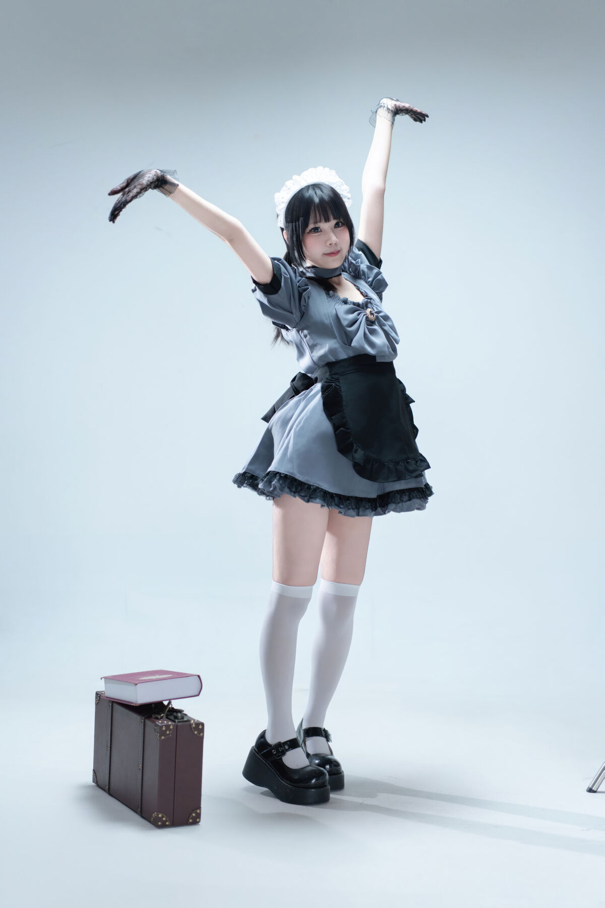 Coser@ Nagi Shimizu - Suitcase with Gray Maid (81P) Coser@ Nagi Shimizu - Suitcase with Gray Maid (81P)