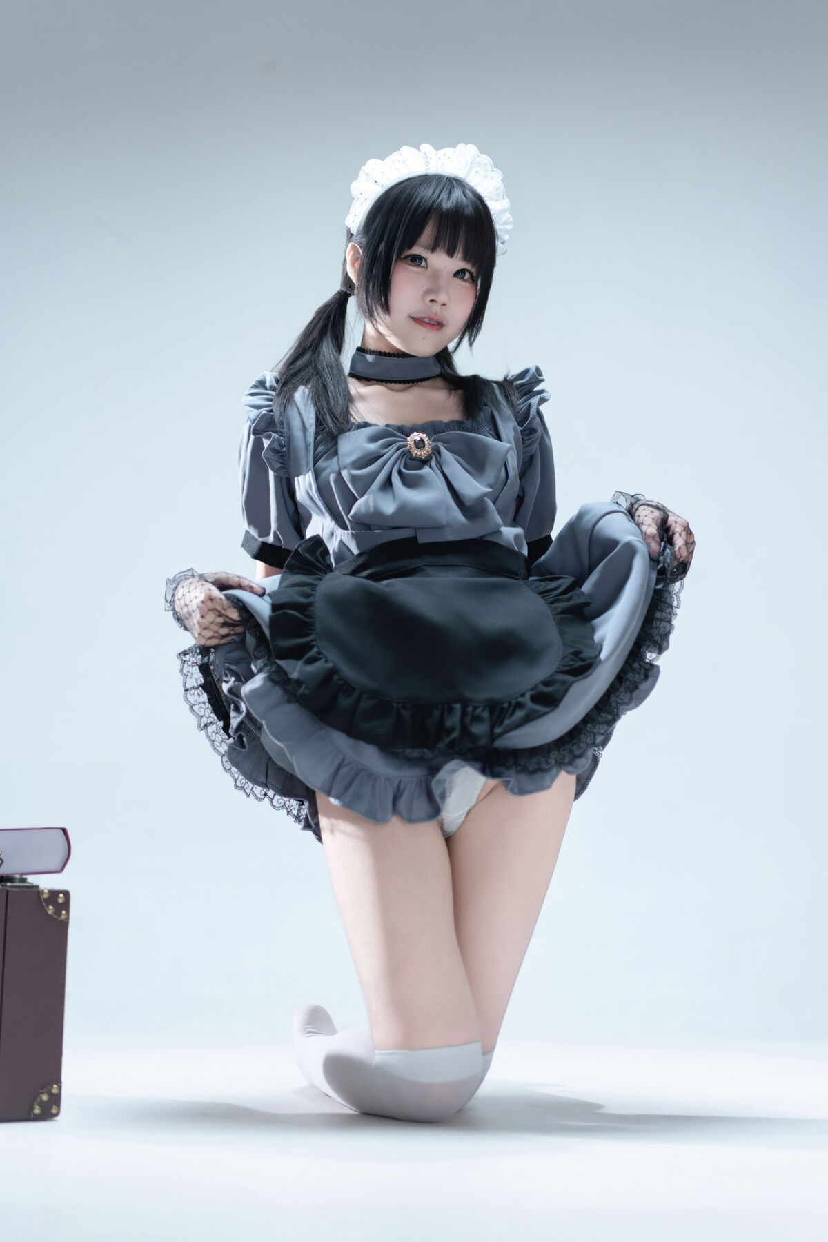 Coser@ Nagi Shimizu - Suitcase with Gray Maid (81P) Coser@ Nagi Shimizu - Suitcase with Gray Maid (81P)