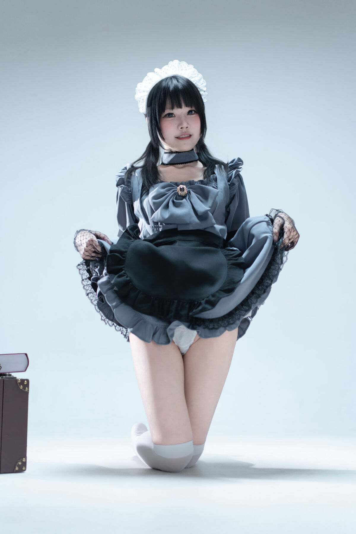 Coser@ Nagi Shimizu - Suitcase with Gray Maid (81P) Coser@ Nagi Shimizu - Suitcase with Gray Maid (81P)