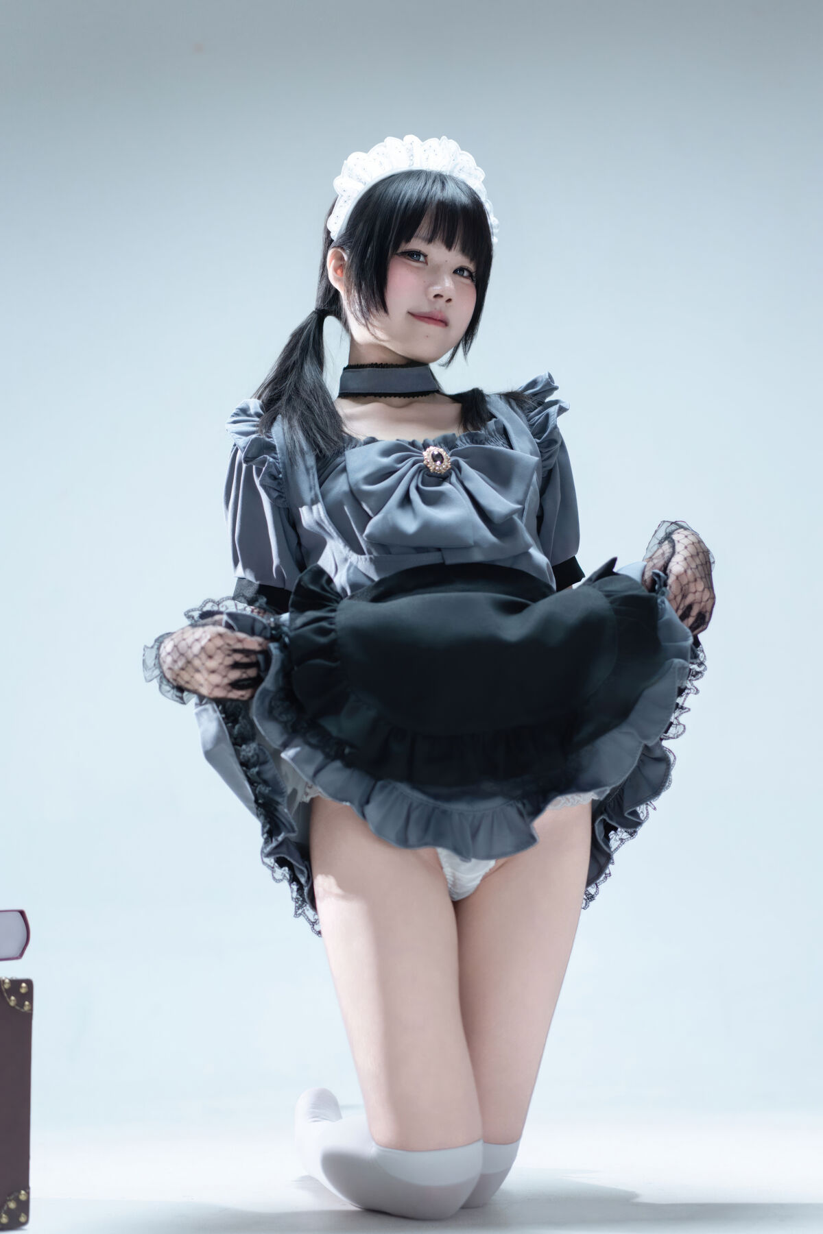 Coser@ Nagi Shimizu - Suitcase with Gray Maid (81P) Coser@ Nagi Shimizu - Suitcase with Gray Maid (81P)