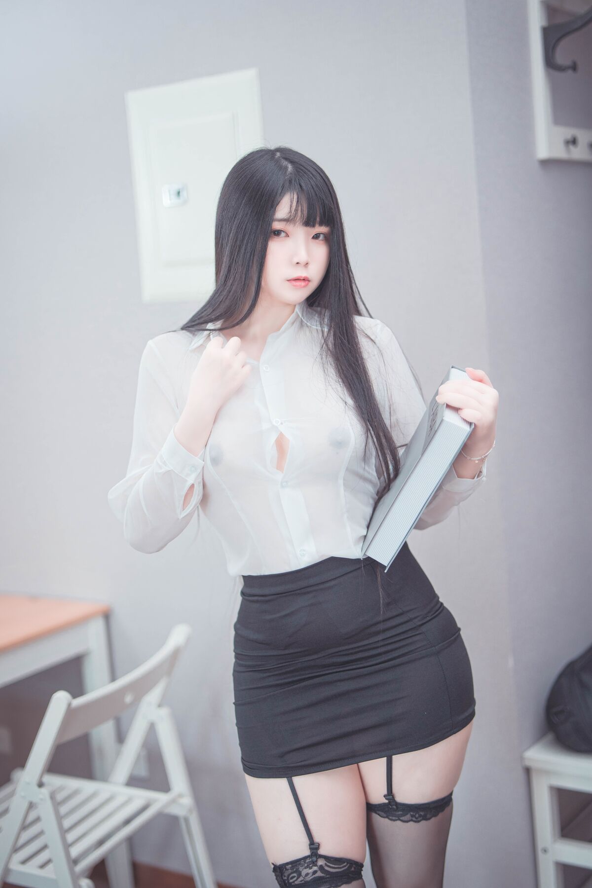 Coser@落落Raku - Weekday Eat Me (45P - 2V) Coser@落落Raku - Weekday Eat Me (45P - 2V)